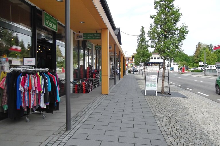 Der Blick geht von einer Ladenzeile mit Waren vor den Geschäften auf die Straße.  | © Markt Bodenmais